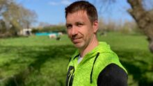 homme près d'un champ