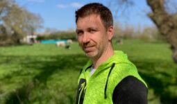 homme près d'un champ