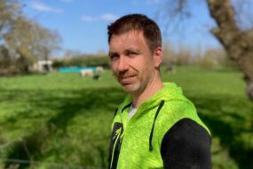 homme près d'un champ