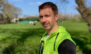 homme près d'un champ