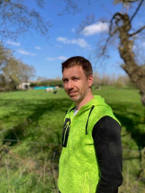 homme près d'un champ