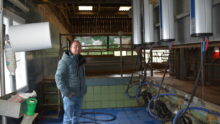 Un homme dans une salle de traite