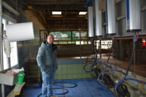 Un homme dans une salle de traite
