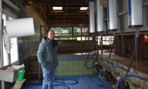 Un homme dans une salle de traite