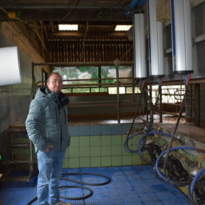Un homme dans une salle de traite