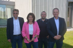4 prsonnes devant les locaux de la Chambre d'agriculture du Finisère