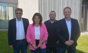 4 prsonnes devant les locaux de la Chambre d'agriculture du Finisère