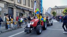 Un défilé de tracteur en ville