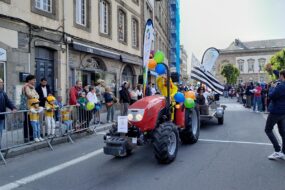 Un défilé de tracteur en ville