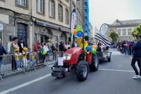 Un défilé de tracteur en ville