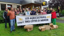 Des agriculteurs bio mobilisés devant un bureau de Poste