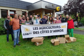 Des agriculteurs bio mobilisés devant un bureau de Poste