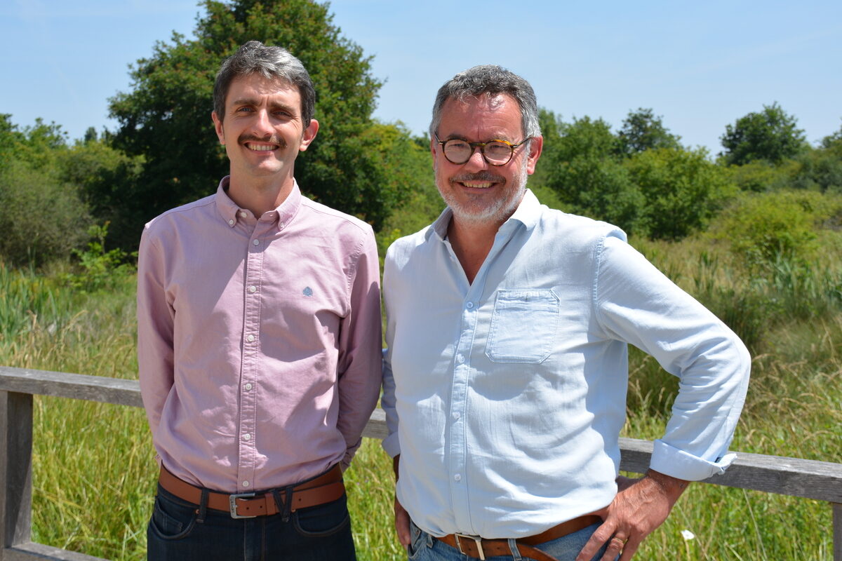 Deux hommes devant une prairie - Illustration Un bonus de 50 €/1 000 litres chez Biolait