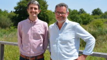 Deux hommes devant une prairie