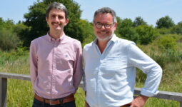 Deux hommes devant une prairie