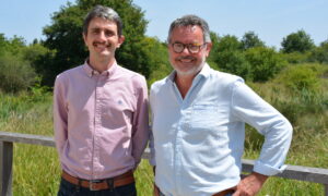 Deux hommes devant une prairie
