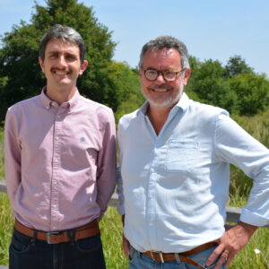Deux hommes devant une prairie