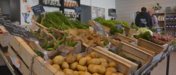 Des cageots de légumes dans un magasin