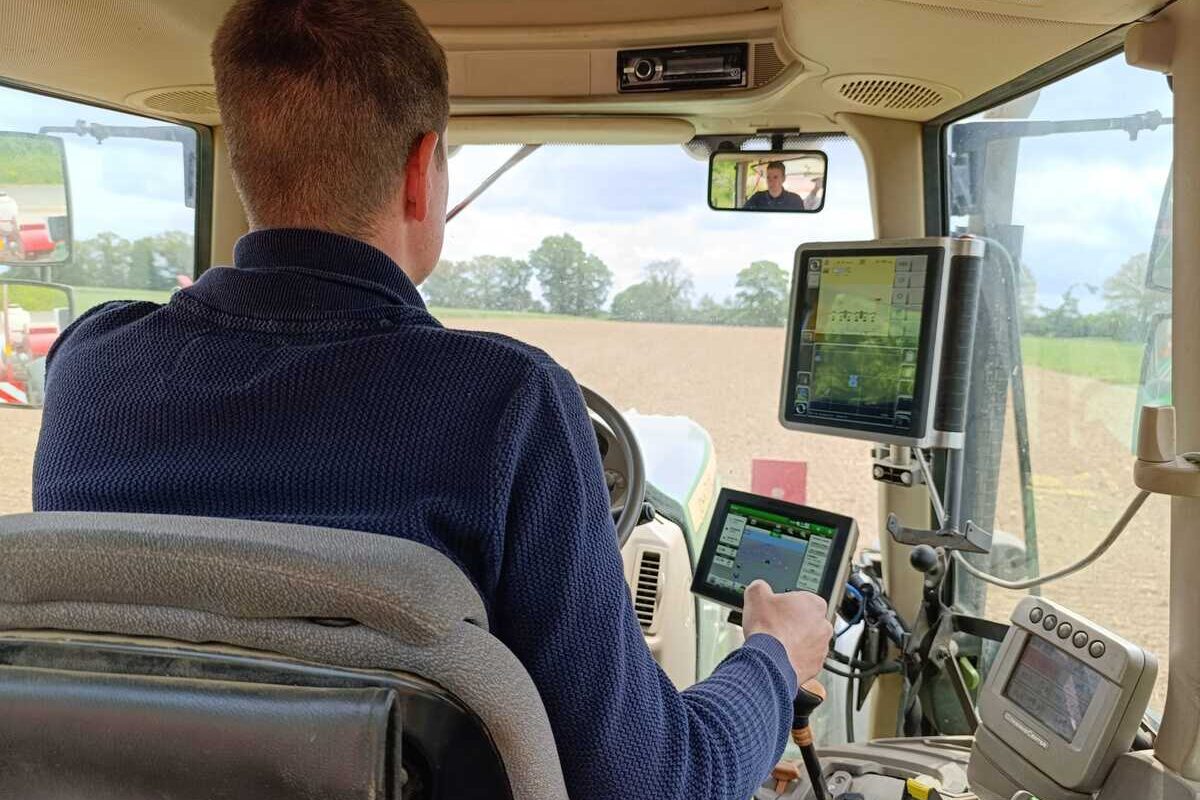 Un homme de dos dans une cabine de tracteur - Illustration La technologie  vient en aide