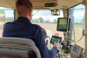 Un homme de dos dans une cabine de tracteur