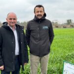 Deux hommes dans une prairie