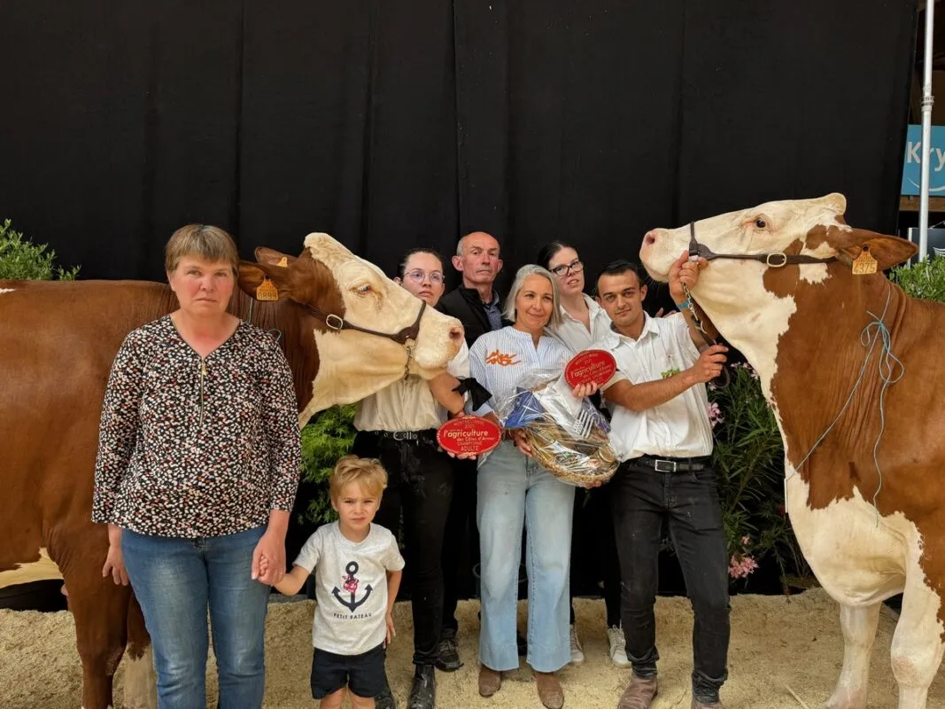L'équipe du Gaec du Bois Mogaly à Saint-Maudan avec Cat Nevada et Rolls, championne et réserve du championnat adulte