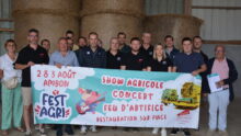 groupe de personnes dans un hangar agricole