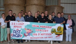 groupe de personnes dans un hangar agricole