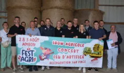 groupe de personnes dans un hangar agricole