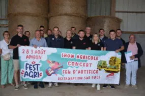 groupe de personnes dans un hangar agricole