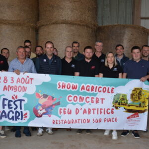 groupe de personnes dans un hangar agricole