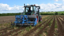 Un tracteur dans un champ