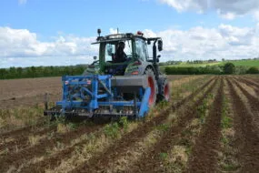 Un tracteur dans un champ