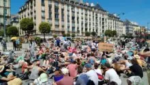 Des manifestants assis dans une ville