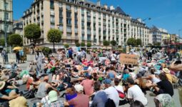 Des manifestants assis dans une ville