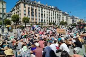 Des manifestants assis dans une ville