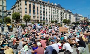 Des manifestants assis dans une ville