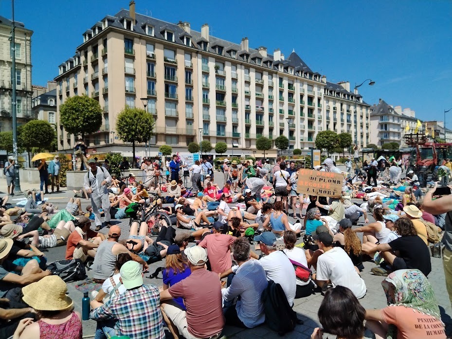 Des manifestants assis dans une ville - Illustration La Confédération paysanne manifeste contre la loi Duplomb