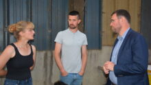 Trois personnes en discussion