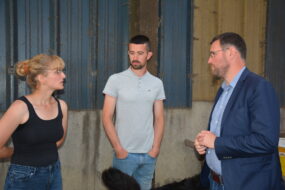 Trois personnes en discussion
