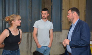 Trois personnes en discussion