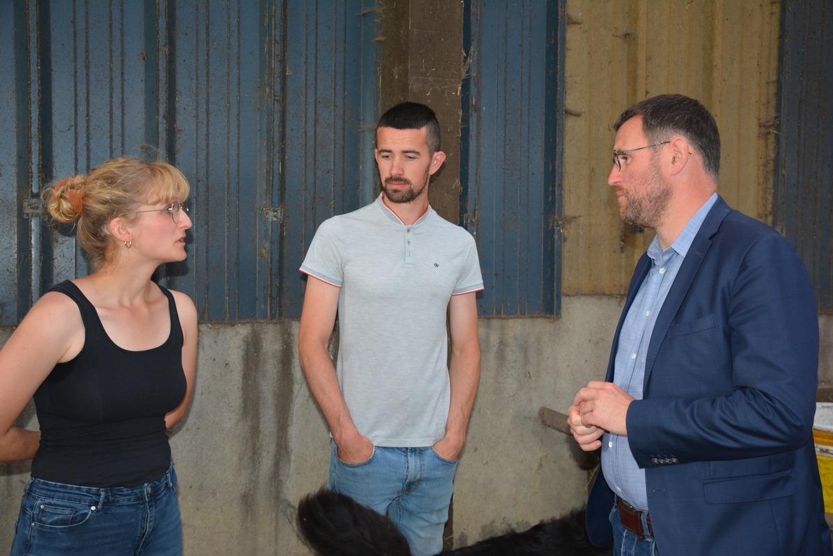 Trois personnes en discussion - Illustration Ils ont bénéficié d’un prêt à taux zéro de la Région