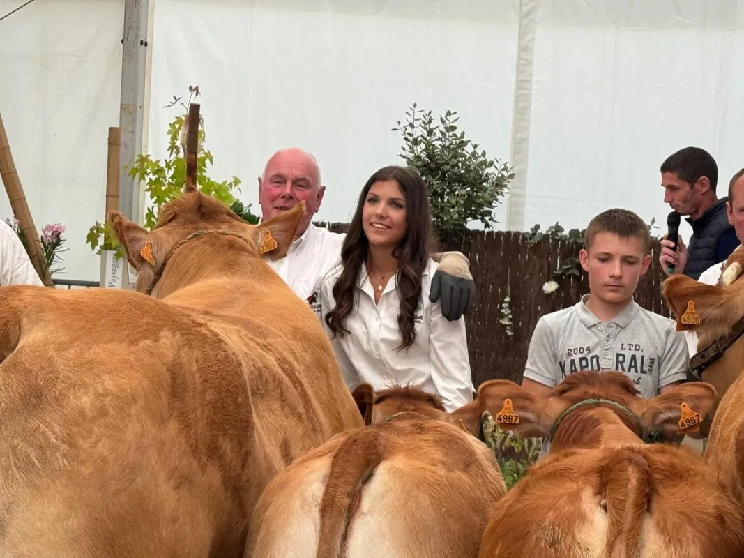 Le juge Éric Cabaret, éleveur à Hillion, a souligné à plusieurs reprises l’ambiance et le public nombreux autour du concours de la race Limousine à Loudéac.