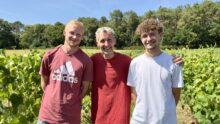 Olivier Costard et ses fils dans son vignoble