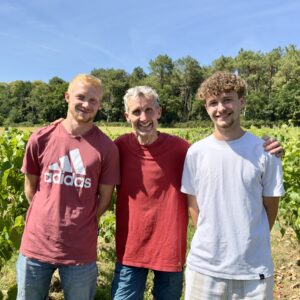 Olivier Costard et ses fils dans son vignoble