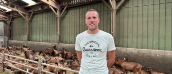 Nicolas Denoual dans sa chèvrerie