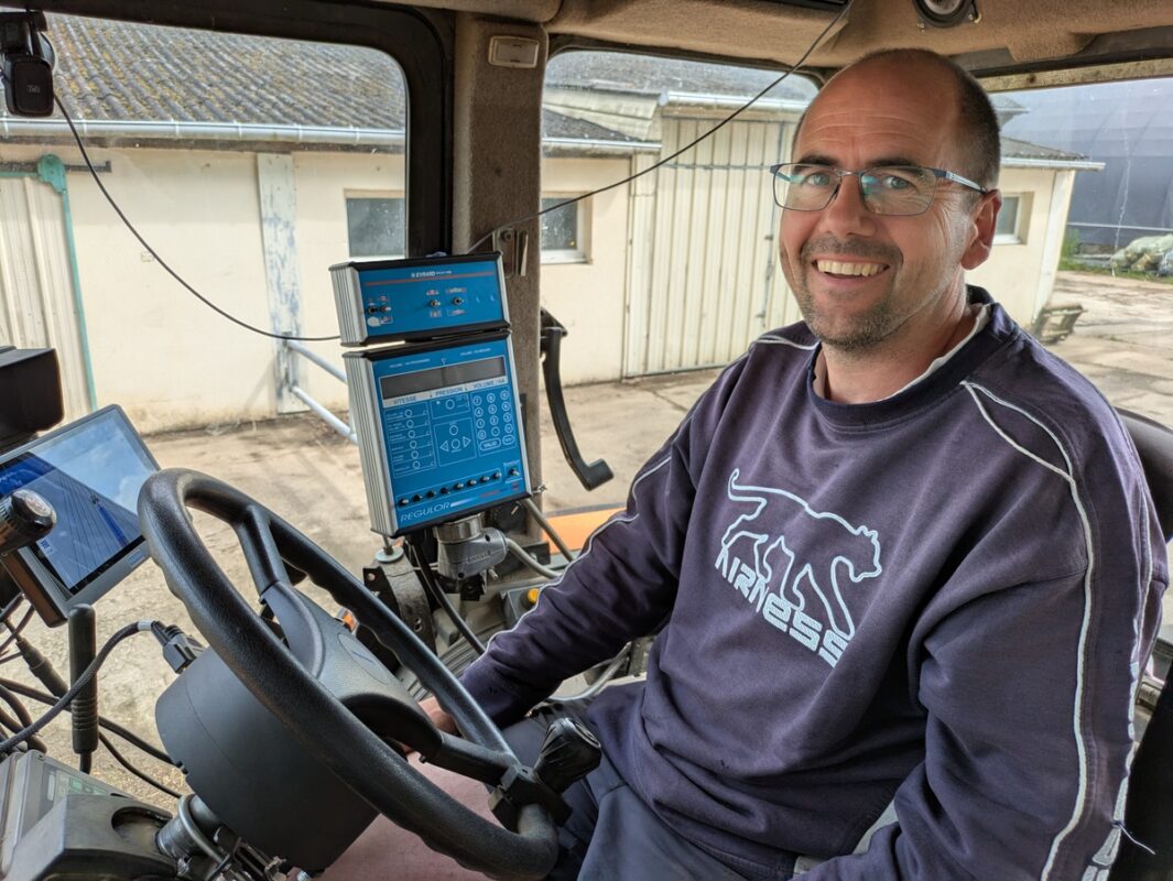 Pierre-Henri Roussel, éleveur à Locoal-Mendon : « Ce système utilisant la correction Centipede offre une précision de guidage remarquable, y compris sur des tracteurs anciens ».