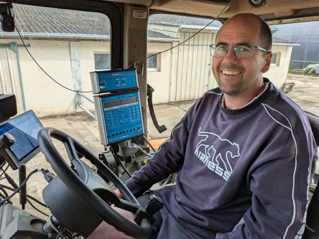Pierre-Henri Roussel, éleveur à Locoal-Mendon : « Ce système utilisant la correction Centipede offre une précision de guidage remarquable, y compris sur des tracteurs anciens ».