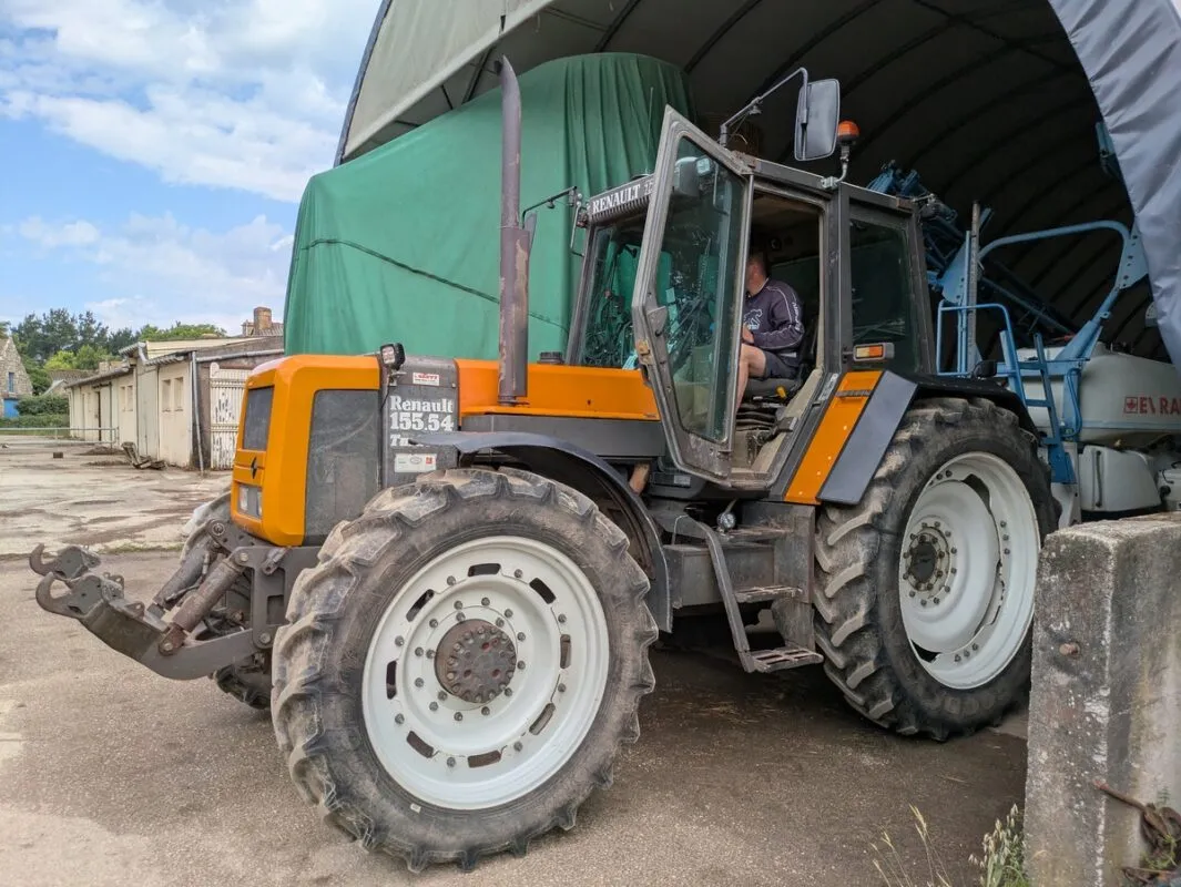 L’autoguidage est valorisé à la pulvérisation avec un tracteur Renault 155.54.