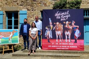 Des personnes posent à côté de l'affiche du National Pie Rouge 2026